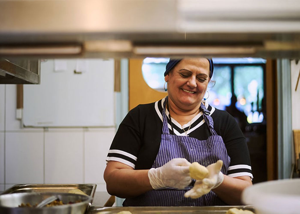 Geflüchtete kochen für Obdachlose